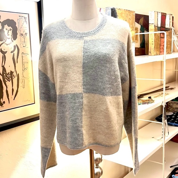 Z Supply,Rosi Blocked Sweater,(Out of Stock On-Line),Extra Sleeve Length,Size L - Picture 6 of 10